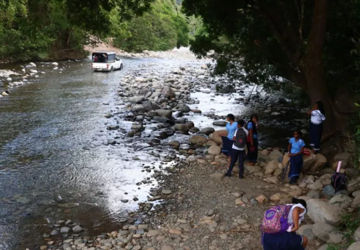 El camino a la escuela se ha vuelto un peligro mortal para miles de estudiantes indígenas de la comarca Ngäbe-Buglé. Foto: EFE