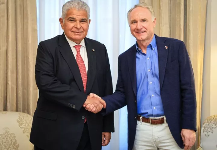 El presidente de la República, José Raúl Mulino junto al reconocido escritor Dan Brown. Foto: Cortesía 