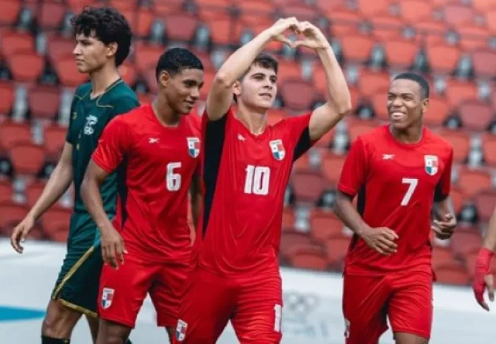 Alfredo Maduro (10) festeja su gol para Panamá contra Bolivia, junto a Ian Luca Centella (6) y Tull Alexander (7). Foto: COP