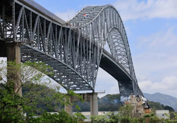Un equipo interinstitucional inspeccionó el puente de Las Américas. Foto: EFE