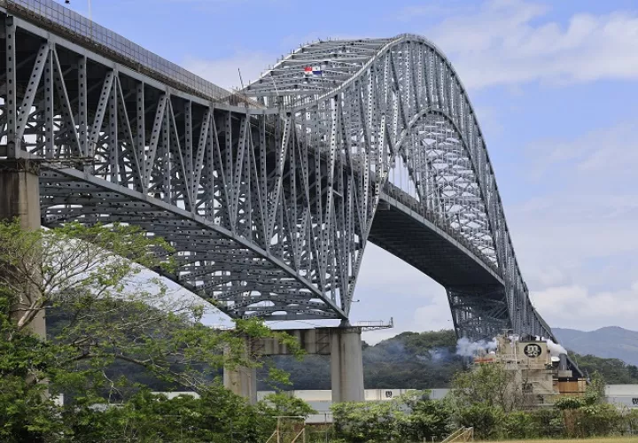 Cabe destacar que el tránsito por el Puente de las Américas está habilitado únicamente para vehículos pequeños y buses tipo coaster. 