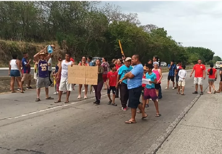 Los moradores de varias barriadas en Santiago de Veraguas llevan varios días cerrando los calles y en vigilia, para que las autoridades le den una respuesta a sus necesidades. Foto. Melquíades Vásquez