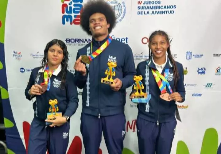 Norman Simmons (cent.) con la medalla de oro, mientras que Ashley Cerrud   y Lía Córdoba, ganaron bronce. Foto: COP