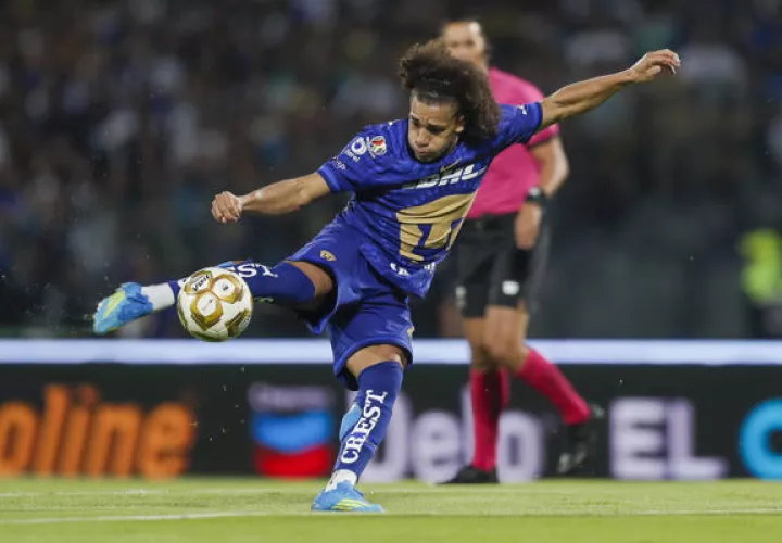 El panameño Adalberto 'Coco' Carrasquilla, de Pumasm, partea el balón durante el partido ante Pachuca. Foto: EFE