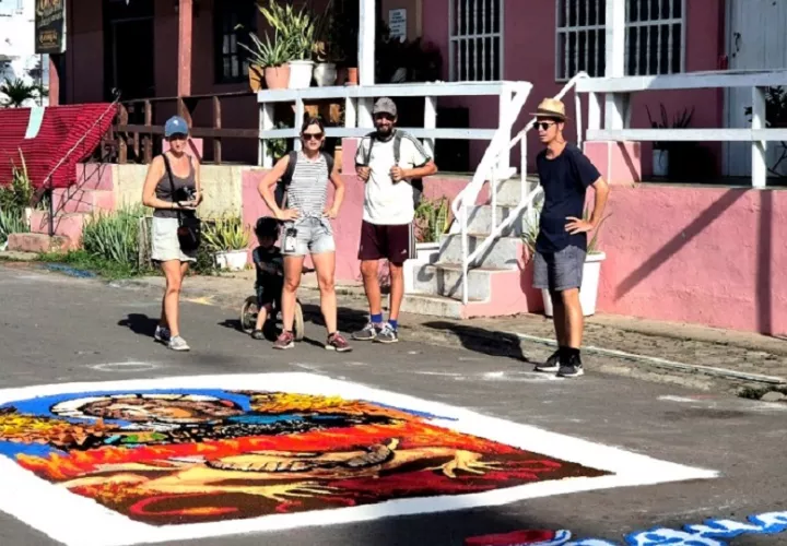 En cuanto a las alfombras artesanales, destacó que este año participarán cuatro equipos de alfombristas procedentes de México, quienes elaborarán una alfombra dedicada a la Virgen de Guadalupe. Foto. Thays Domínguez