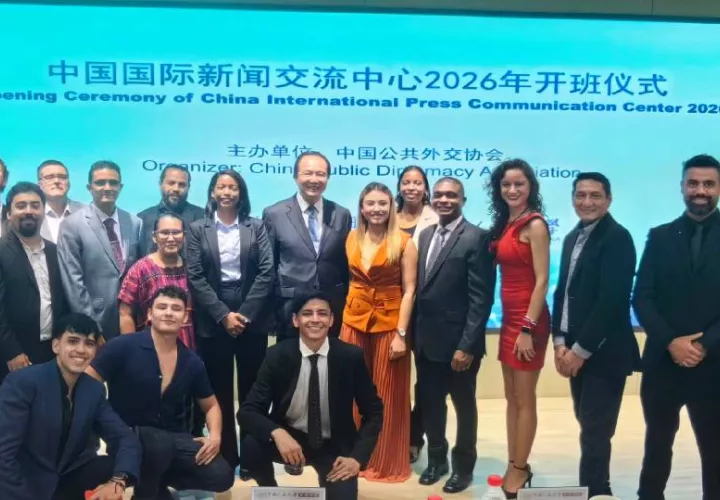 Periodistas de América Latina y el Caribe junto a Hong Lei, ministro asistente del Ministerio de Relaciones Exteriores de China. Foto: Cortesía
