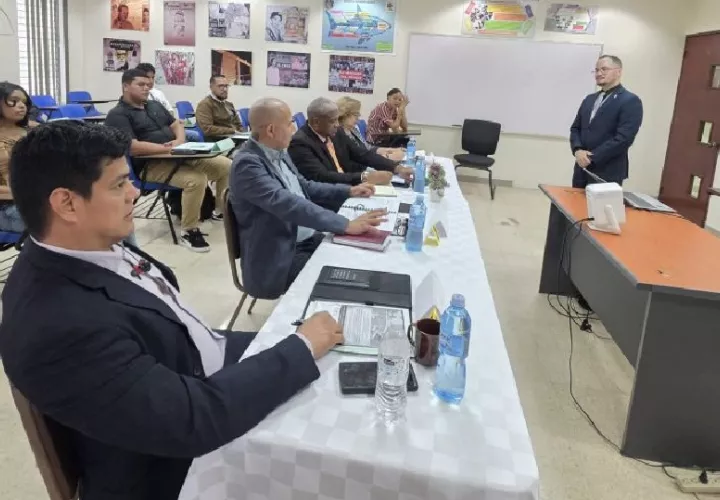  José Luis Prieto Núñez hace la defensa de su tesis de maestría ante el jurado calificador. Foto Universidad de Panamá