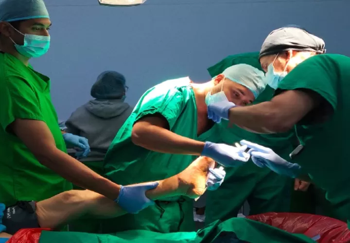 Especialistas del Hospital Irma de Lourdes Tzanetatos realizaron cirugías avanzadas en pacientes con pie diabético, como parte de la capacitación internacional para prevenir amputaciones y preservar extremidades.