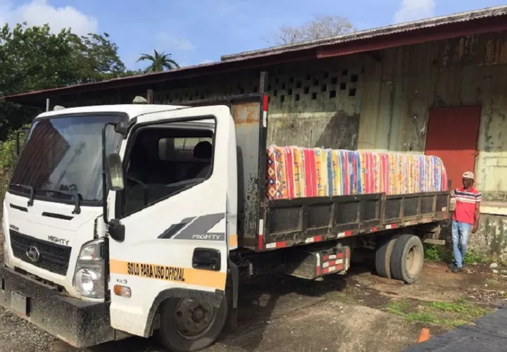 El cargamento de asistencia distribuido entre los damnificados consistió en colchones, bolsas de alimentos, paquetes de agua embotellada y bolsas de cebollas. Foto. Cortesía