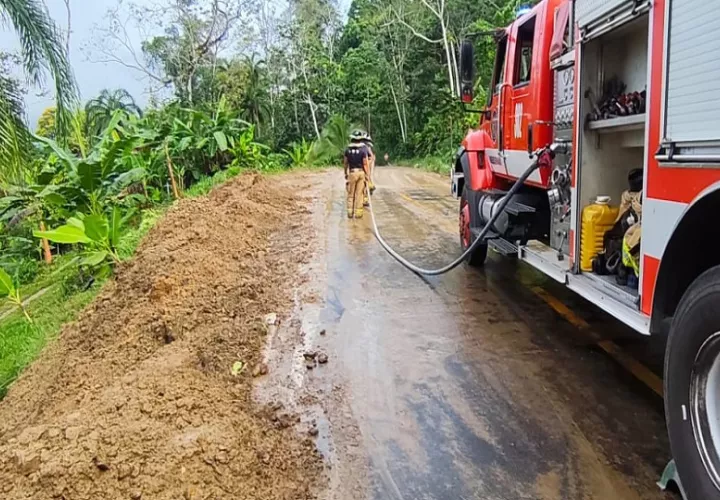Personal de MOP trabaja en la remoción del deslizamiento en la carretera Almirante-Changuinola. 