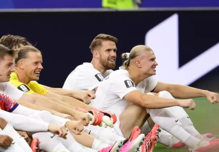 Erling Haaland (cent.) festeja con sus compañeros la clasificación a los cuartos de final en el Mundial 2026. Foto: EFE