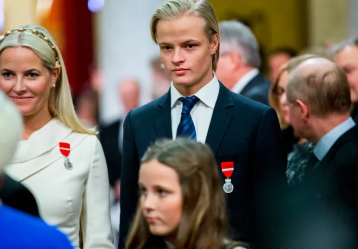 Marius Borg Høiby junto a su madre, la princesa Mette-Marit de Noruega. Foto: Archivo / EFE