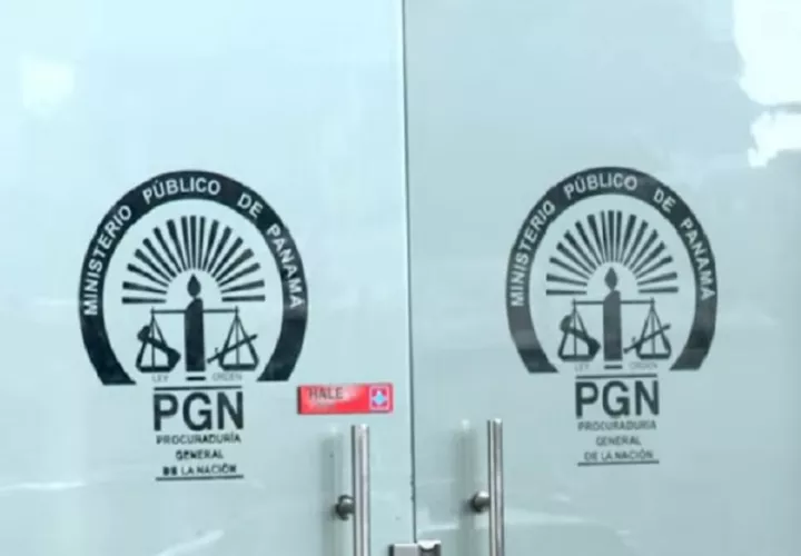 Los abogados de la rectora dijeron que legalmente se mantiene en el cargo.