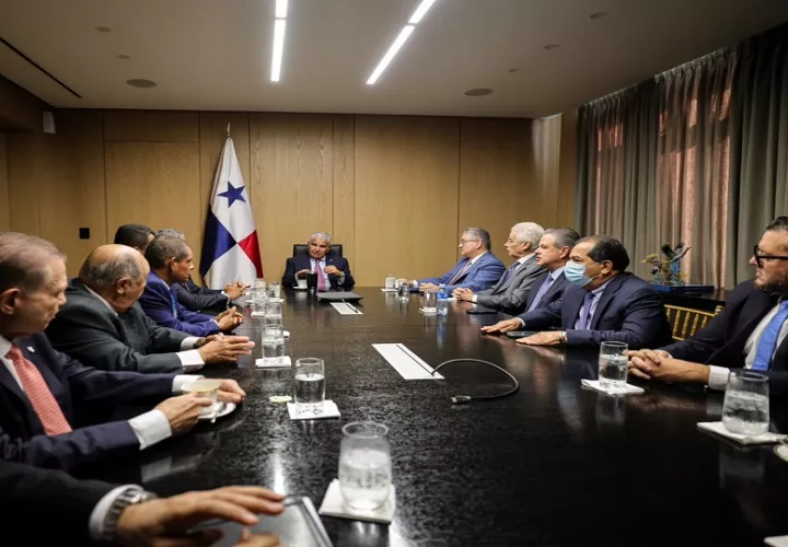 El presidente junto a los diputados de Cambio Democrático.  Foto: Cortesía.
