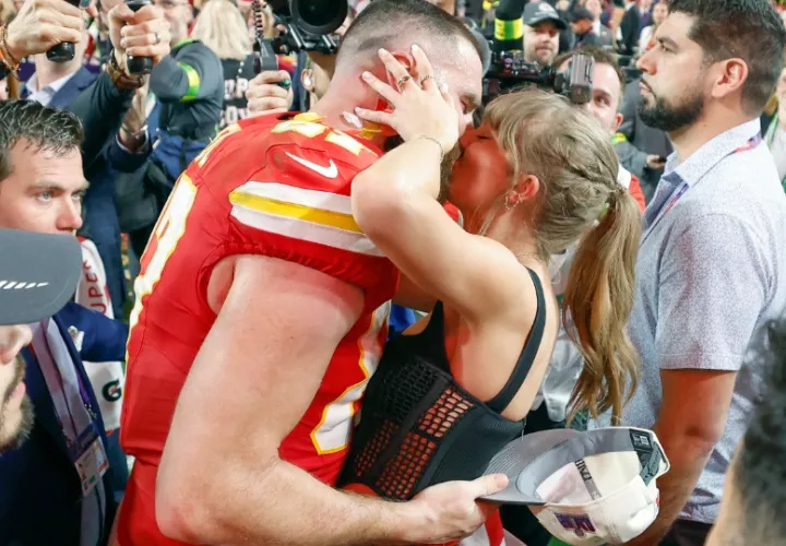 Travis Kelce y Taylor Swift. Foto: EFE / EPA / John G. Mabanglo