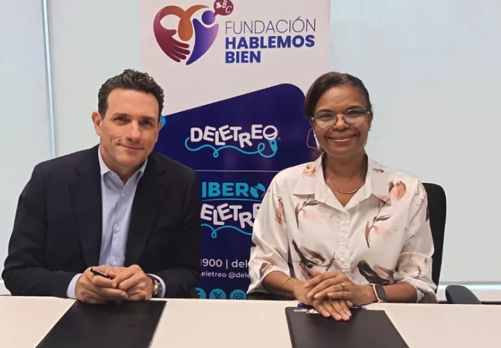 Representantes de la Fundación Hablemos Bien e IFX Panamá.