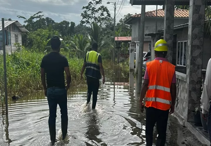 Maquinaria del MOP trabaja en la limpieza de drenajes en Almirante tras intensas lluvias. 