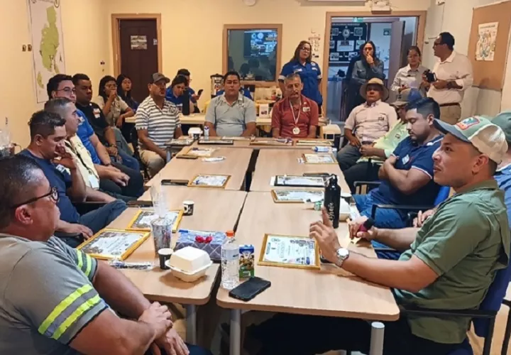 Es lamentable que todavía exista esa cultura equivocada, porque detrás de esa ambulancia va un ser humano que necesita llegar lo más rápido posible a un hospital. Foto. Melquíades Vásquez