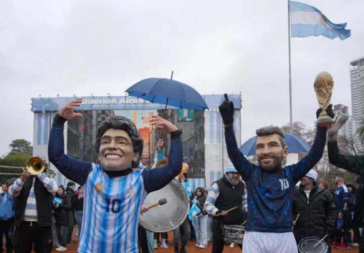 Aficionados de Argentina disfrazados de Diego Maradona y Lionel Messi animan a la espera del comienzo de la transmisión de la final del Mundial de la FIFA 2026 entre Argentina y España . Foto: EFE