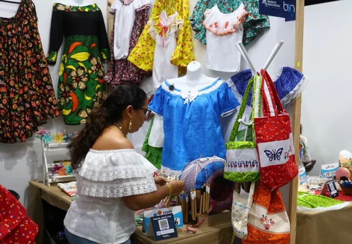 Las artesanas muestran sus trabajos al público desde sus puestos en el evento. Fotos: EFE