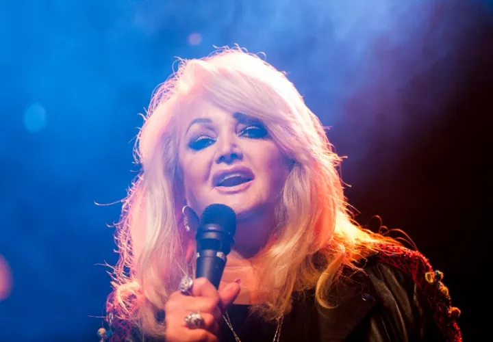 La cantante Bonnie Tyler durante un concierto en Hungría.  Foto: EFE / EPA / Zsolt Czegledi