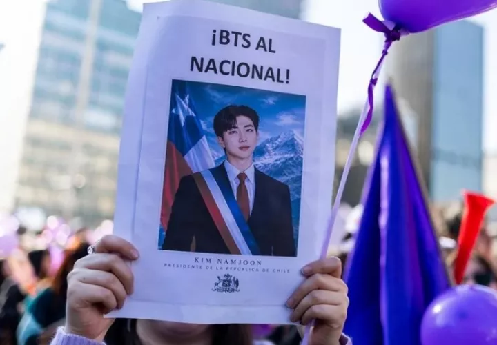 Una seguidora de la banda sostiene un cartel. Foto: EFE / Javier Torres Lantadilla