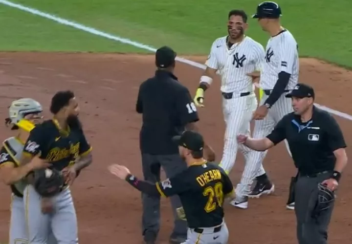 Dennis Santana es sujetado por un compañero ante la discusión con José 'Chema' Caballero. Foto: Captura/Mejorado con IA.