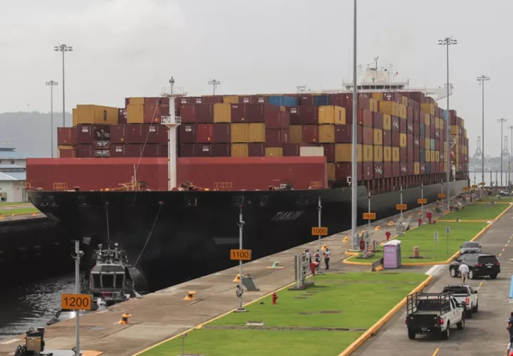  La consecuencia directa de reducir el calado es que el barco debe cruzar con menos carga. Foto: EFE