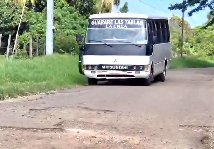 Ni los taxis ni los buses quieren pasar por el área por el deterioro de la vía. Foto. Thays Domínguez