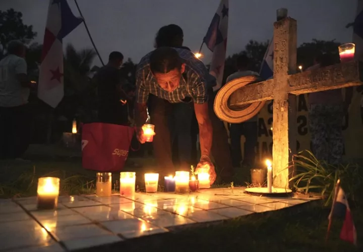 Este jueves hubo vigilia en el cementerio de El Limón. Foto: EFE