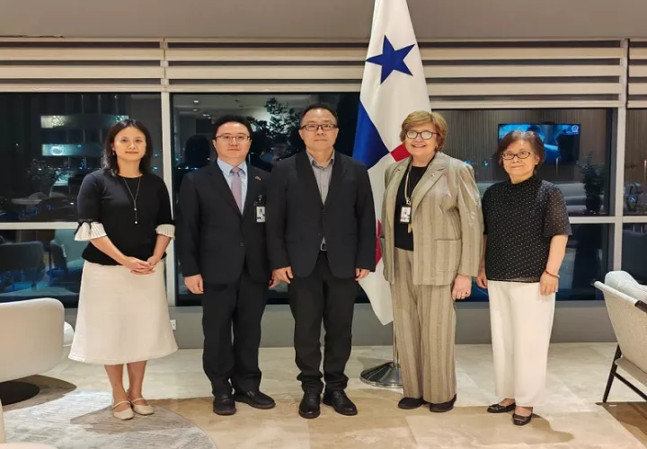  El nuevo embajador Zhang Xiangyan es recibido en el aeropuerto. Foto: Cortesía