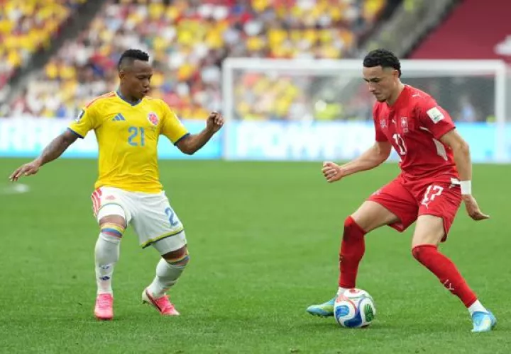 Jaminton Campaz  de Colombia (izq.) disputa el balón con  Rubén Vargas de Suiza. Foto:EFE