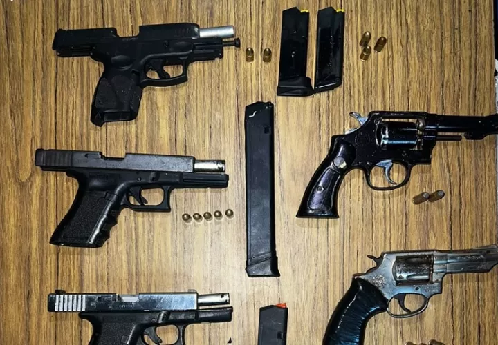 Dentro de un maletín encontraron seis armas de fuego, tipo pistolas y revólver. Foto. Cortesía