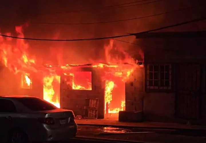 Las autoridades iniciaron una investigación para determinar qué provocó el incendio que dejó a una familia sin nada.