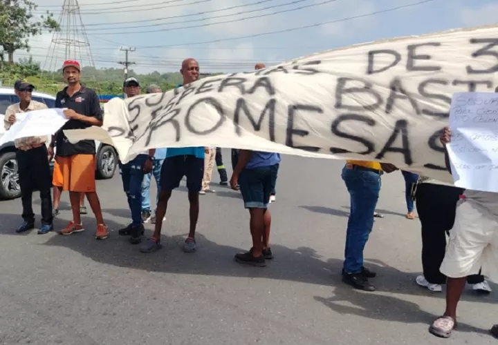 El cierre de la carretera Transístmica se extendió por espacio de una hora, lo que generó graves afectaciones al libre tránsito. Foto. Diómedes Sánchez