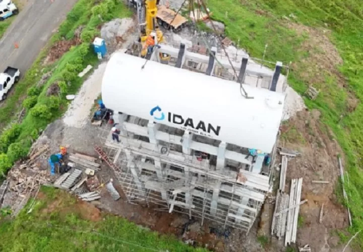 El proyecto contempla dos tanques elevados de 30 mil galones cada uno, además de nuevas líneas de conducción, redes de distribución y conexiones domiciliarias.