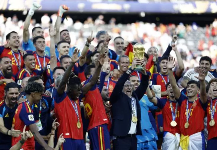 Luis de la Fuente, técnico de la selección española, levanta el trofeo de la FIFA. Foto: EFE