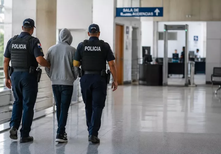 La solicitud de detención fue realizada por la Fiscalía Superior de Adolescentes durante una audiencia de solicitudes múltiples. Foto Generada con IA