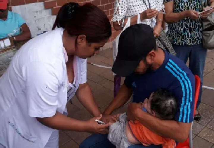 Autoridades de salud refuerzan campañas y  controles de vacunación para prevenir la tos ferina en Panamá. 
