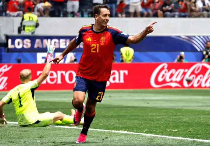 Mikel Oyarzabal de España celebra un gol ante Austria. Foto: EFE
