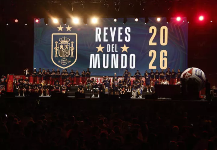 Jugadores de España y la afición celebran su segunda estrella. Foto: EFE