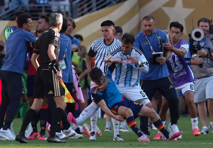 Leandro Paredes (c) de Argentina empuja a Gavi (c-abajo) de España al finalizar el partido de la final del Mundial de la FIFA 2026 entre España y Argentina. Foto: EFE