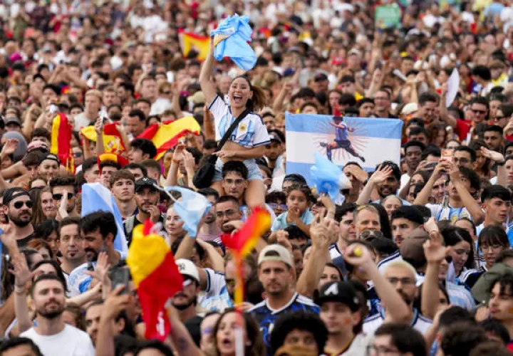 Aficionados de España y Argentina. Foto: EFE