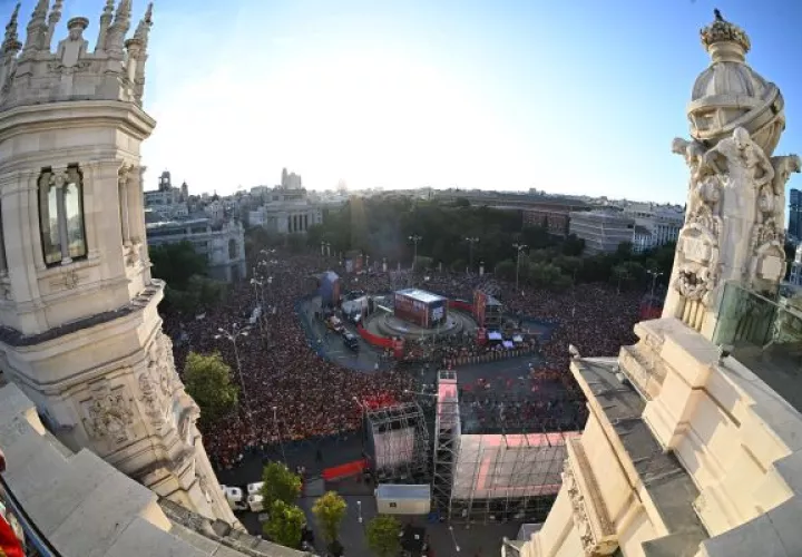 Miles de aficionados españoles abarrotan la plaza de Cibeles. Foto: EFE