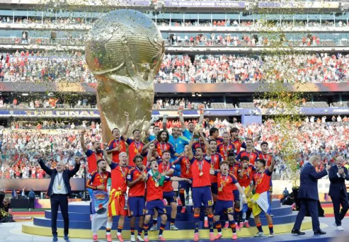 Jugadores de España festejan su segunda Copa Mundial. Foto: EFE