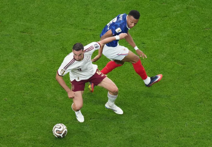 Kylian Mbappé (der.) de Francia disputa el balón con Fabián Ruiz de España. Foto: EFE
