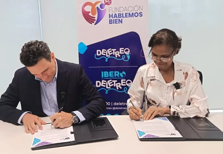 Firma oficial del convenio entre la Fundación Hablemos Bien e IFX Panamá. 