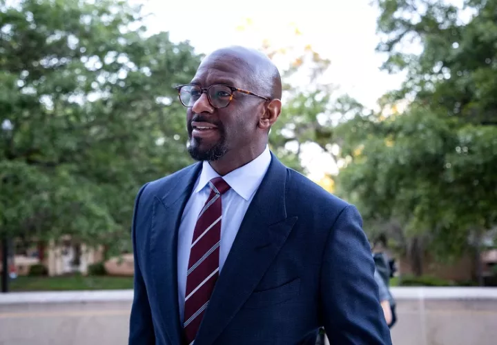 Andrew Gillum detenido por posesión de drogas.