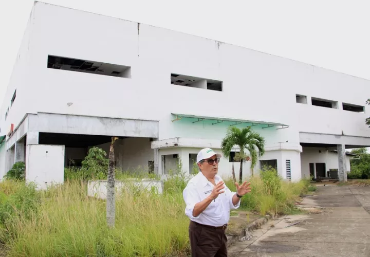 El ministro Boyd Galindo frente al abandonado Minsa-Capsi de Puerto Camito. Foto: Cortesía Minsa