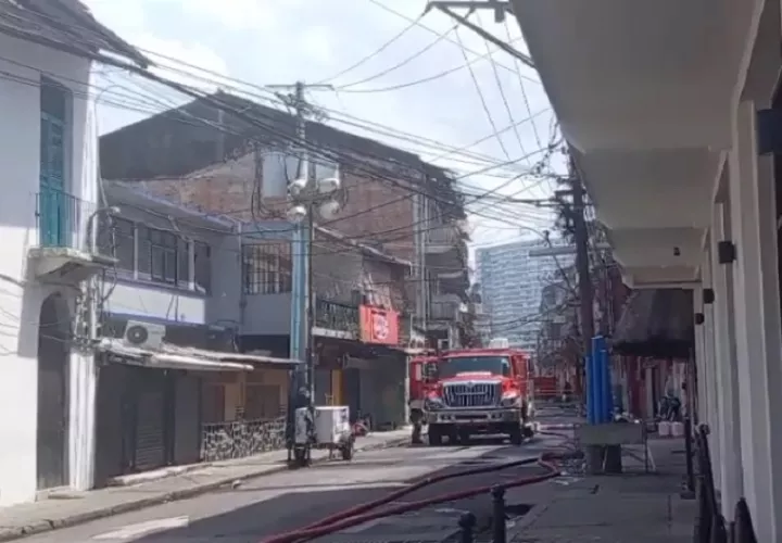 El fuego comenzó a eso de las 8:00 de la noche del miércoles. Foto: Cortesía